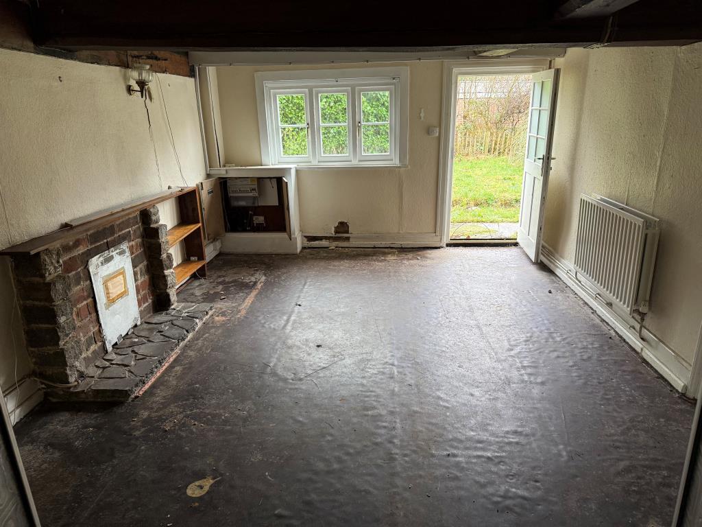 Lot: 145 - PERIOD DETACHED COTTAGE WITH GARAGE AND GARDENS IN NEED OF UPDATING - Living room